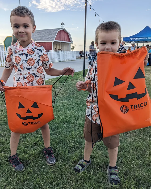 TRICO_HOME_Boys holding bags